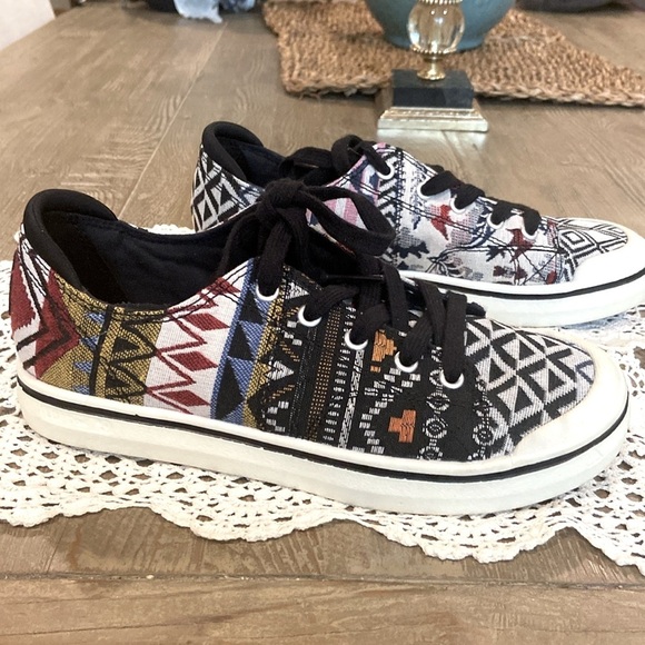 Keen Elsa IV Aztec Southwestern
Multicolor Geometric Woven Sneakers size 7 - Picture 2 of 7
